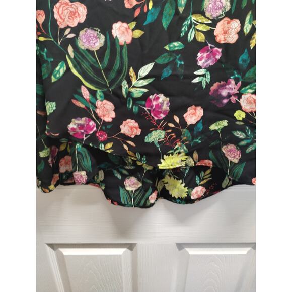 Chelsea & Theodore Size XXL Black Pink Floral Layered Hem Lightweight V-Neck Top - Picture 4 of 7